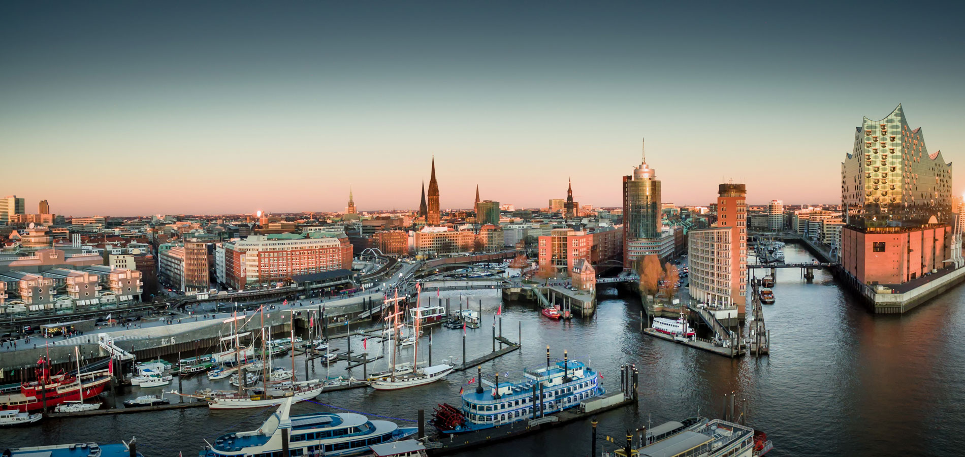 Container auf einem internationalen Hafengelände bei Sonnenaufgang – Symbolbild für Import, Export und Zollabwicklung